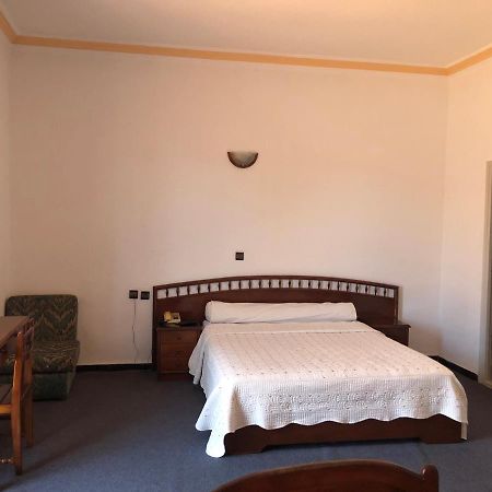 Hotel Choumis Haj Messaoud Λαράς Εξωτερικό φωτογραφία